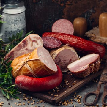 asortyment-kielbas-salami-pepperoni-szynka-na-desce-2